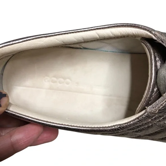 Ecco Metallic Sneaker Women Sz 41 US10 Wide Quilted Leather Bronze Casual Laced - Picture 8 of 11